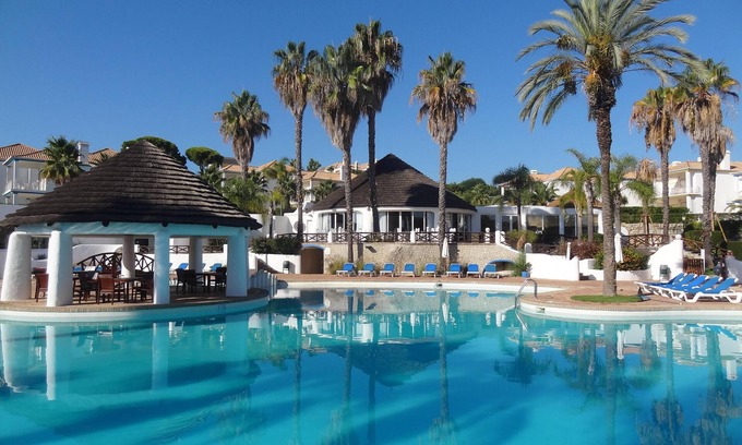 Almancil Wohnung | Luxusunterkünfte, Garten, Palmengesäumter Pool, kostenloses Highspeed-WLAN