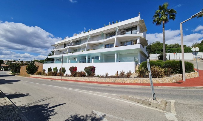 Vale do Garrao Wohnung | Beautiful 2 bed duplex apartment with breathtaking sea view, 5min walk to beach!