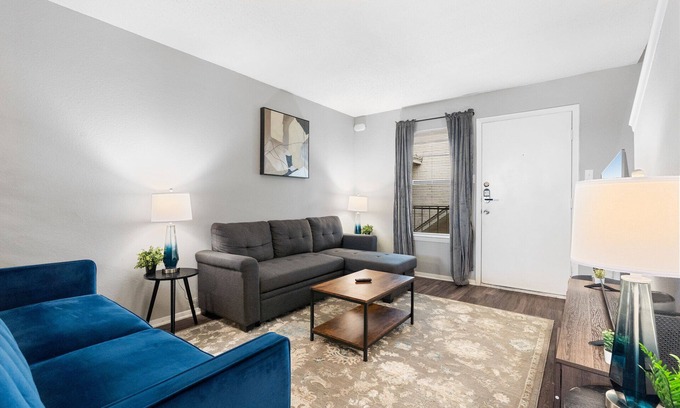 Hancock Wohnung | Beautiful 2BR 5 Minutes to UT 9343