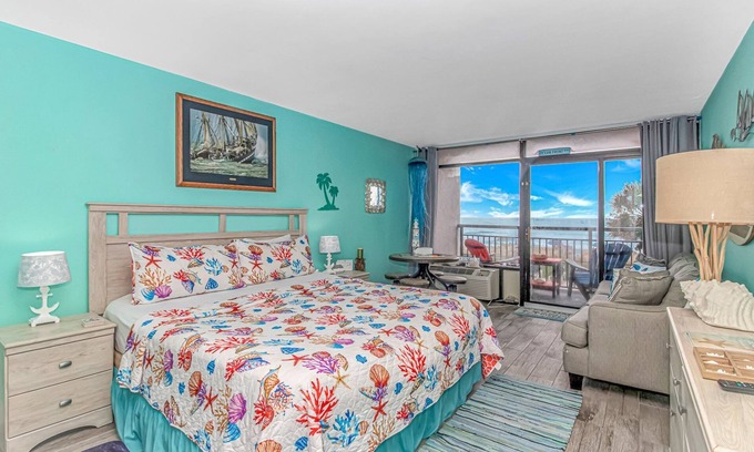 Myrtle Beach Eigentumswohnung | Beautiful 2nd Floor Oceanfront Studio w/King Bed! Landmark 229