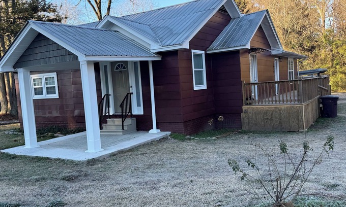 Ackerman Haus | Beautiful 3-bedroom 2-bath home in Ackerman. Washer & dryer, WiFi, & lots more!