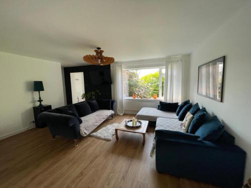 Brampton Haus | Beautiful 3 Double Bedroom Home-Cambridge Village Location