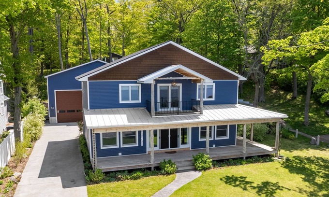Whitehall Haus | Beautiful 4-Bedroom Lakefront Home with dock on White Lake, Whitehall, MI