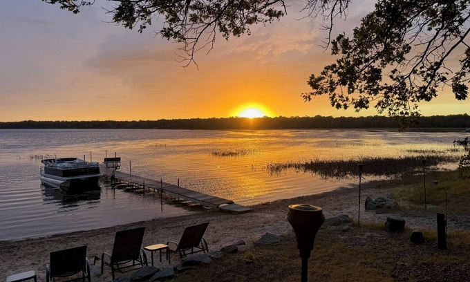 Markville Kabine | Beautiful 3-Bedroom + Bonus Room Waterfront Log Home in Danbury, Wisconsin