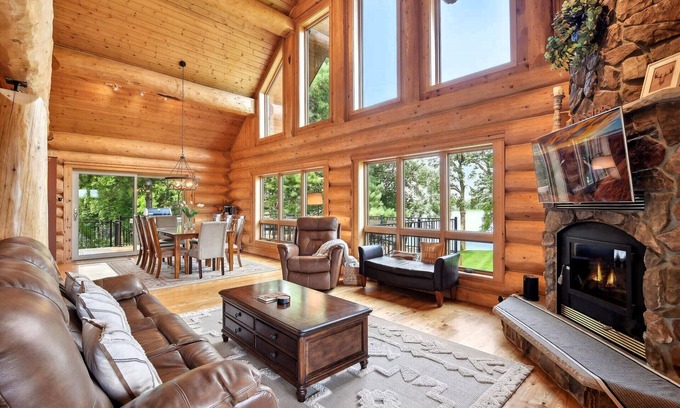 Maple Lake Kabine | Beautiful 5 bdrm lakefront log cabin - under 1hr from Mpls!