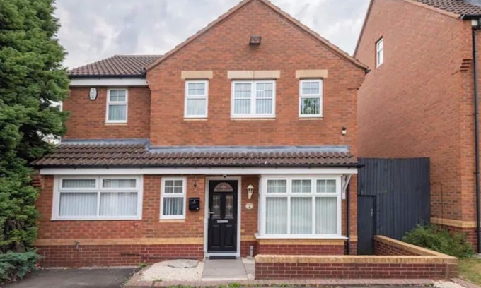 Marston Green Haus | Beautiful 5 Bedroom Home With Parking Near NEC and BHx
