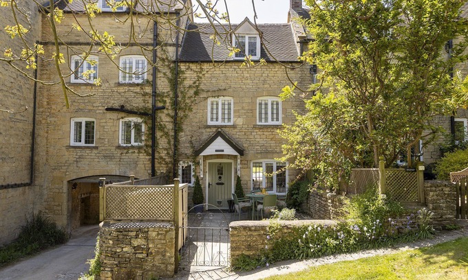 Blockley Hütte | Beautiful and characterful dog friendly holiday cottage - Archway House