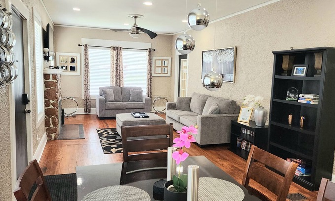 Higbees Daytona Haus | Beautiful! Beach Bungalow central to EVERYTHING!