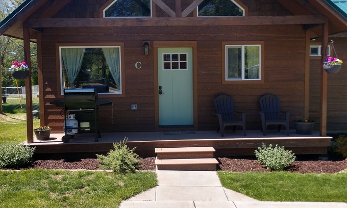 Columbia Falls Kabine | Schöne, neue Hütte in der Nähe von Glacier Park, Flathead Lake & Whitefish Mountain.