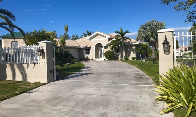 Bahama Reef Haus | Neu renovierte Kanalfront mit Pool / inklusive Boot & Jeep