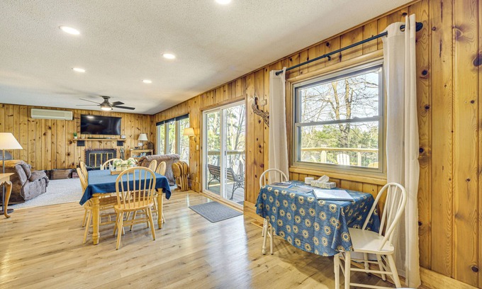 Chetek Hütte | Beautiful Chetek Home w/ Prairie Lake Access!