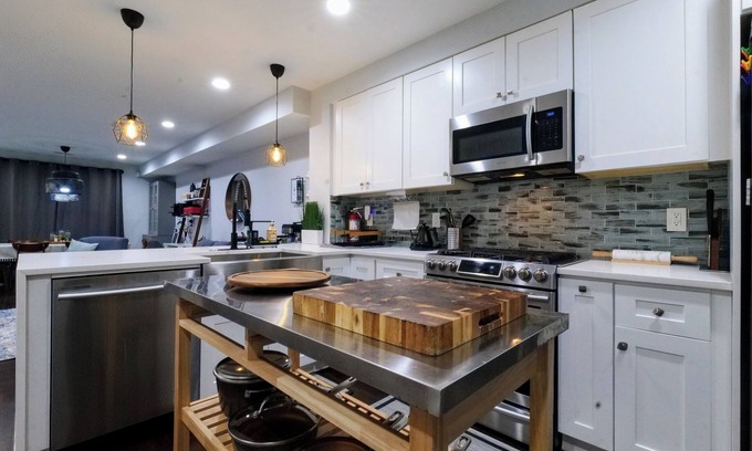 Trinidad Haus | Beautiful, Chic, 2 Bd/2.5 Ba, Metro & Free Parking