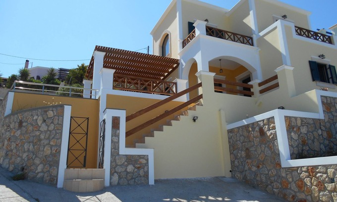 Kamari Haus | Schöne neue und komfortable Villa mit Pool, herrlicher Aussicht.