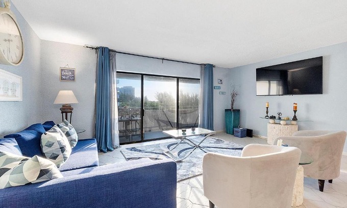 Williams Town Wohnung | Beautiful Condo on the Beach in Freeport, Bahamas!