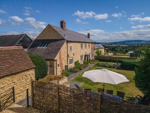 Tytherington Haus | Beautiful Cotswold Farmhouse with Hot tub