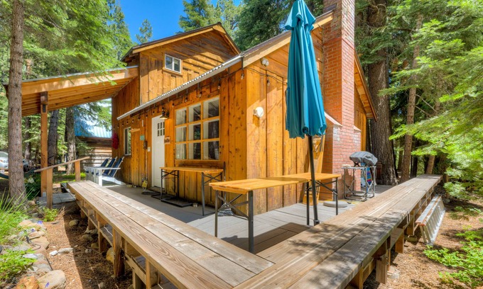 Tahoe Pines Kabine | Beautiful family and dog-friendly cabin with gas fireplace, puzzles & games