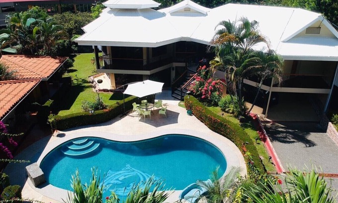 Quebrada La Gamba Haus | Erdgeschoss des schönen neuen Hauses mit Pool! Verfügbar nach Wochentag (en) oder Monat