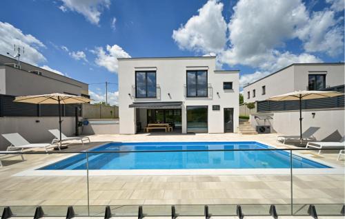 Veliko Trojstvo Haus | Beautiful Home In Maglenca With Sauna