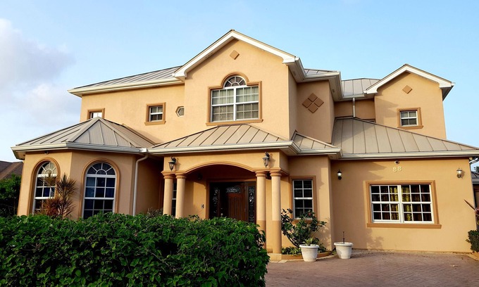 George Town Haus | Beautiful home in quiet family friendly community - 5 minutes from Spotts beach.