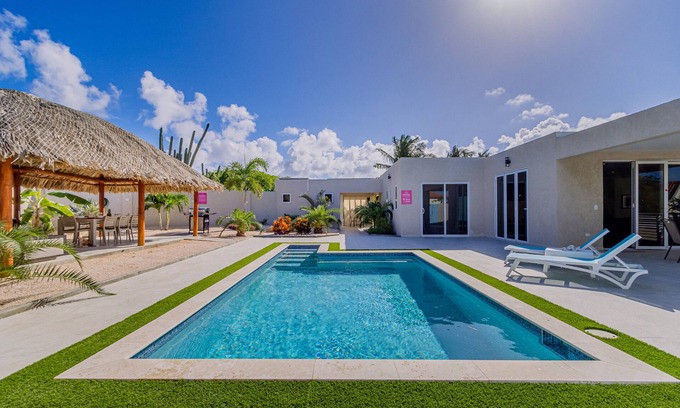 Alto Vista Haus | Beautiful Home w/ Resort-Style Pool *Large Backyard *Tiki Hut *BBQ