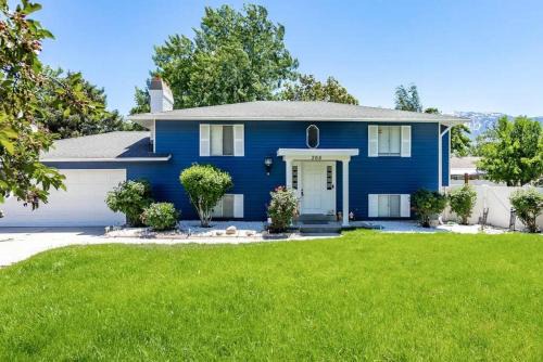 Sandy Haus | Beautiful Home with Mountain Views