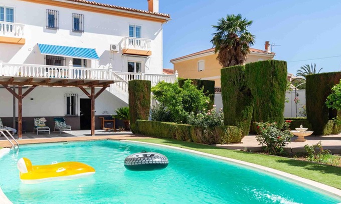 Durcal Villa | Beautiful house with 5 bedrooms, pool, gardens and wifi