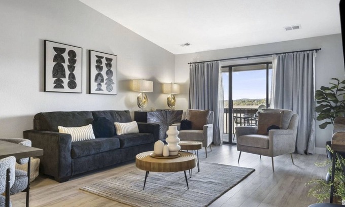 Kimberling City Eigentumswohnung | Beautiful lake view condo w/ indoor+outdoor pools, pickleball- marina nearby