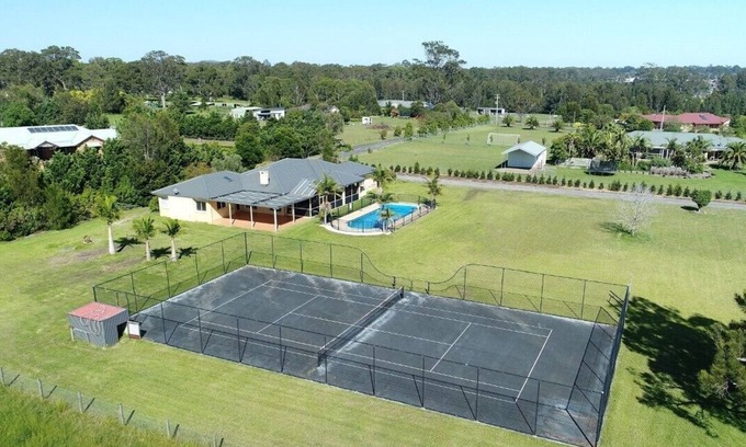 Worrigee Haus | Beautiful Large Country Home in the Perfect Location with tennis court & theatre