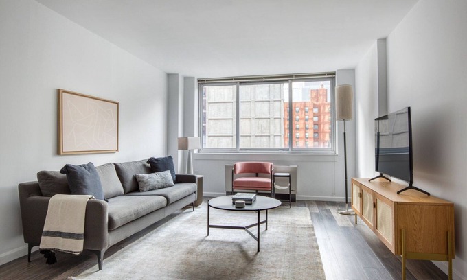 Bowery Wohnung | Beautiful LES 1BR w/ Elevator & W/D, nr Green Space, by Blueground
