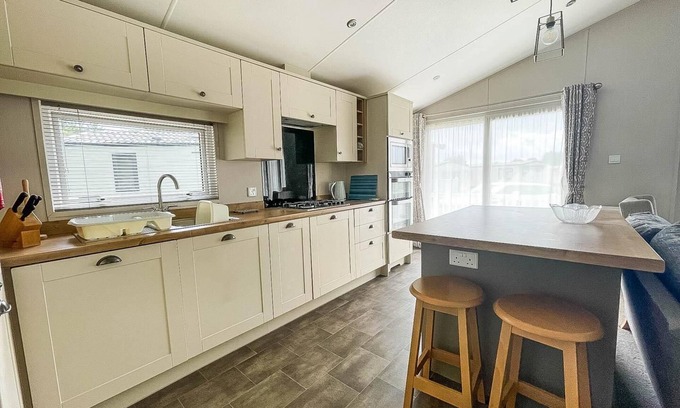 Hopton Kabine | Beautiful lodge with decking at Breydon Water Park in Norfolk ref 10022B