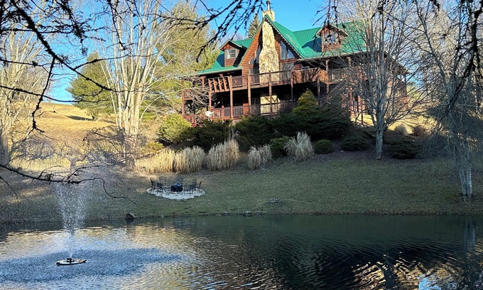 Piney Creek Kabine | Beautiful Log Cabin with Mountain Views, Private Pond & Dock - Winter Discounts