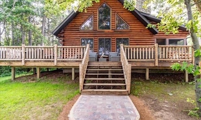 Big Bay Haus | BEAUTIFUL LOG HOME ON THE WESTERN SHORES OF LAKE PETENWELL