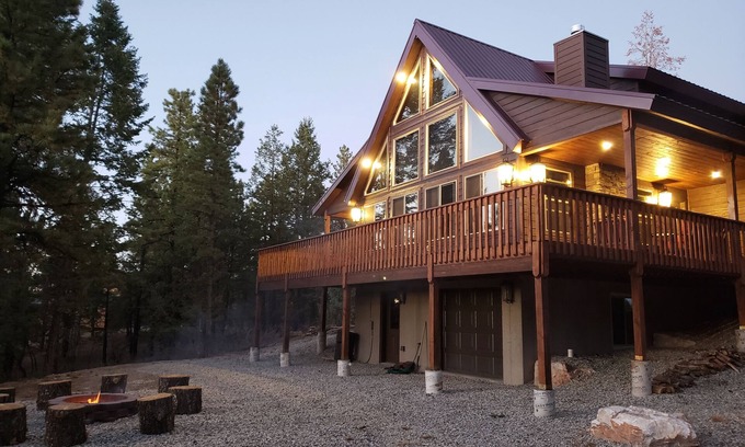 Mammoth Creek Kabine | Schöne brandneue rustikale Luxuskabine auf 5 Morgen Land mit herrlichem Blick