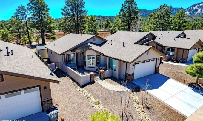 Williams Haus | Beautiful Model home 2 minutes to town, golf and hiking. Perfect for families!