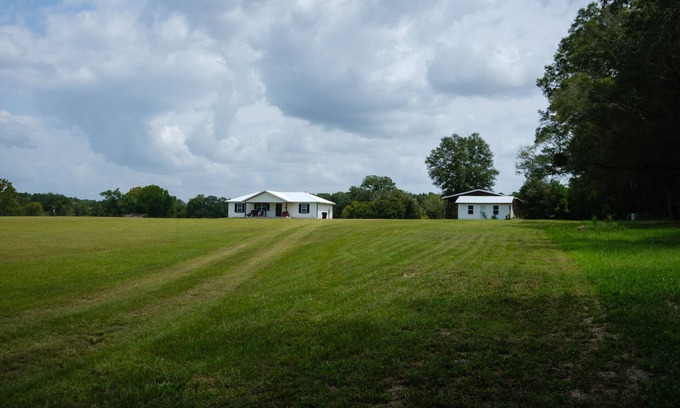 High Springs Haus | Beautiful New House on 5 Acres close to springs