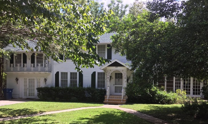 Glenwood Haus | Beautiful Olde Florida historic home on acreage