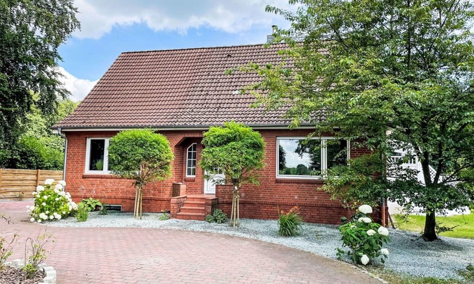 Wingst Haus | Wunderbares alleinstehendes Ferienhaus mit W-LAN, TV, Terrasse, Haustiere erlaubt und Parkplatz