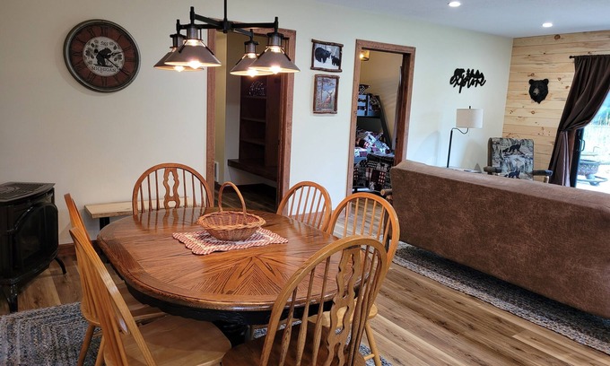 Northeast Michigan Kabine | Beautiful Remodeled Cozy Cabin in the Forest