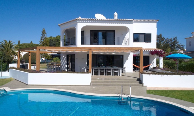 Carvoeiro Villa | Schöne, renovierte Villa für 12 Personen, 100 Meter vom Meer entfernt