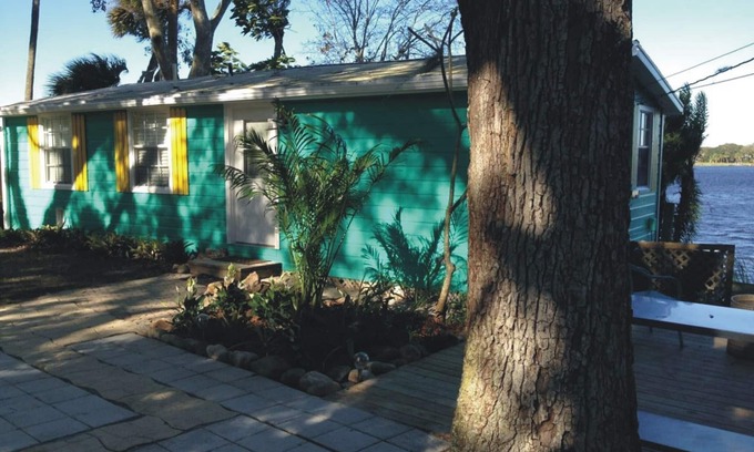 Roseland Hütte | Zwei Schlafzimmer Waterfront Fishing Cottage am San Sebastian River mit Bootsanlegestelle