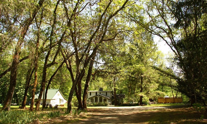 Grants Pass Haus | Beautiful Rustic Cabin and Bunkhouse on the Rogue River