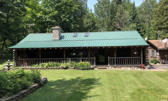 Cheboygan Haus | Schönes Blockhaus im Herzen von Nordmichigan