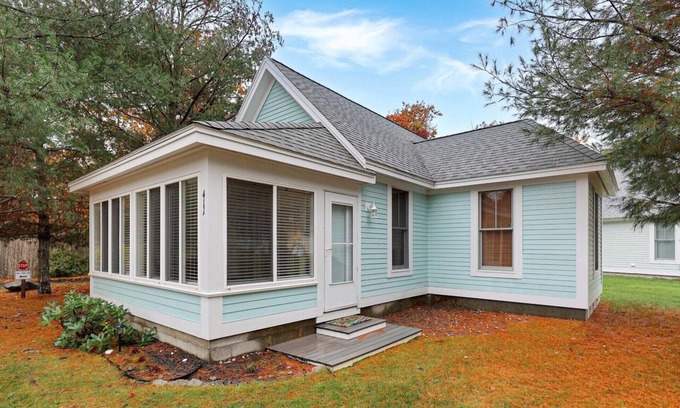 Summer Village Hütte | Beautiful Summer village cottage close to the Ocean!