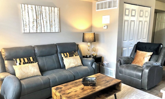 Clearfield Haus | BEAUTIFUL TOWNHOME!! FAST WIFI, 5 MIN TO HAFB.