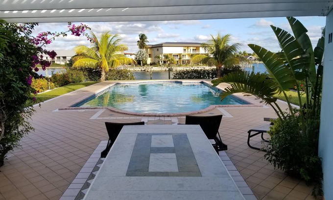 Bahamia West Haus | Beautiful Townhome on canal with dock slip, 2 min drive to the beach