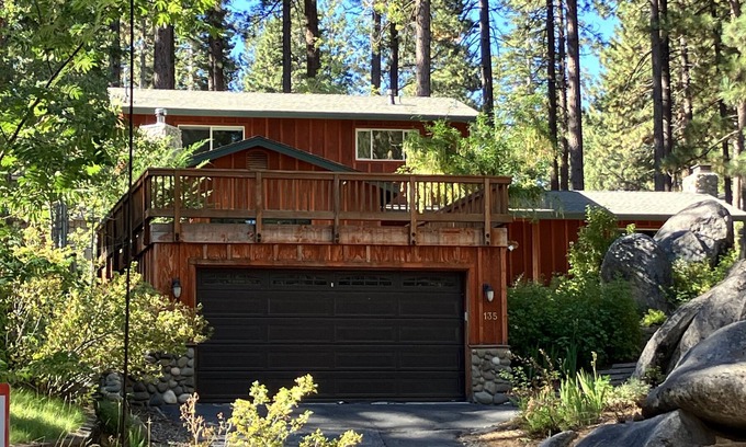 Skyland Skihütte | Beautiful two level Chalet in upscale lakefront neighborhood