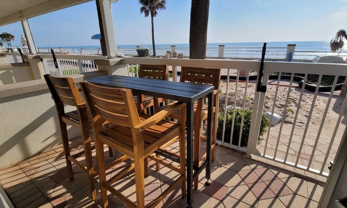 Ortona Park Eigentumswohnung | Beautiful updated oceanfront 1 bedroom 1 bath, full kitchen, direct oceanfront