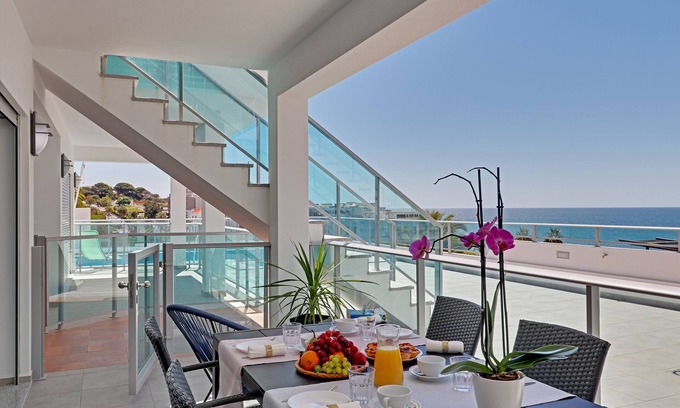 Calicos Eigentumswohnung | Beautiful View! 2 bdr/ 2 bthr, beach100m and 300m Old Town, pool, garage, aircon