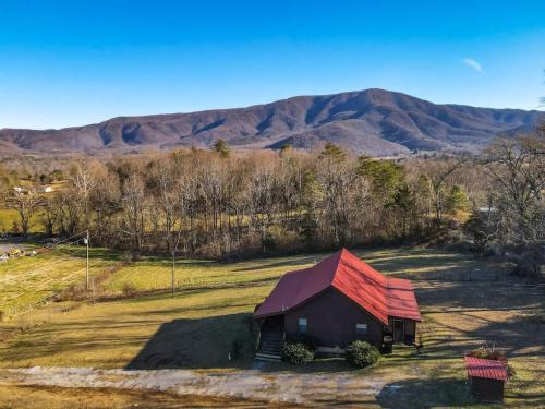 Gatlinburg - Pigeon Forge Haus | Beautiful View! Log cabin,Fireplace,Hot Tub,Arcade,Pool,Fishing