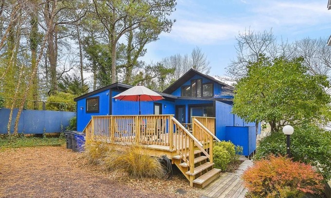 Dodds Addition Haus | Beautiful View of Lake Comegys, Short Walk to Beach & Pet Friendly!!